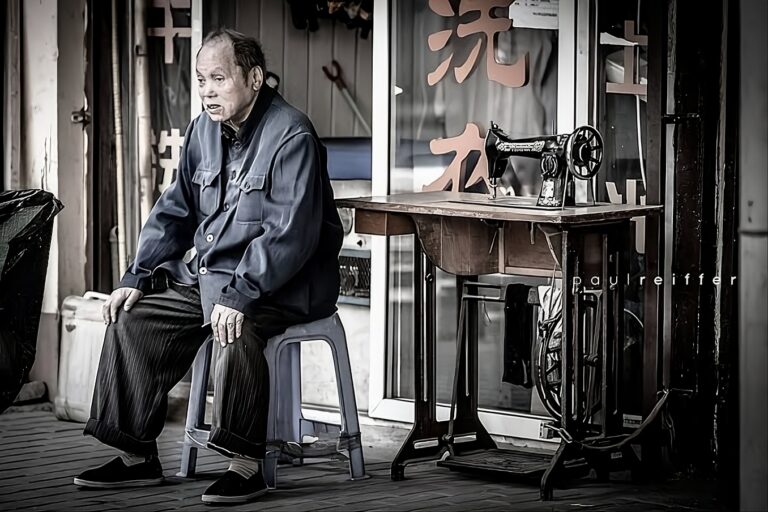 Street photo in Shanghai, China by Hank Hank
