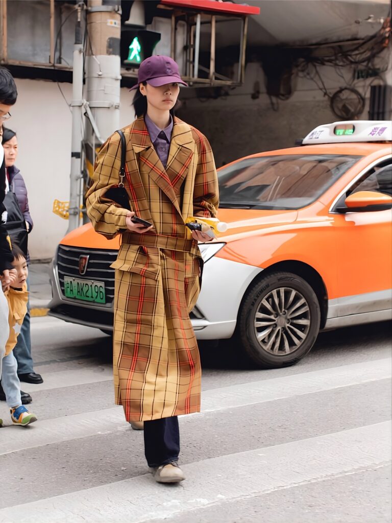 Street photo in Shanghai, China by Hank Hank