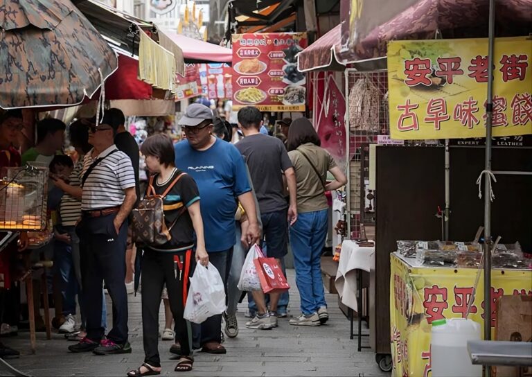 Street photo in Taiwan by Hank Hank