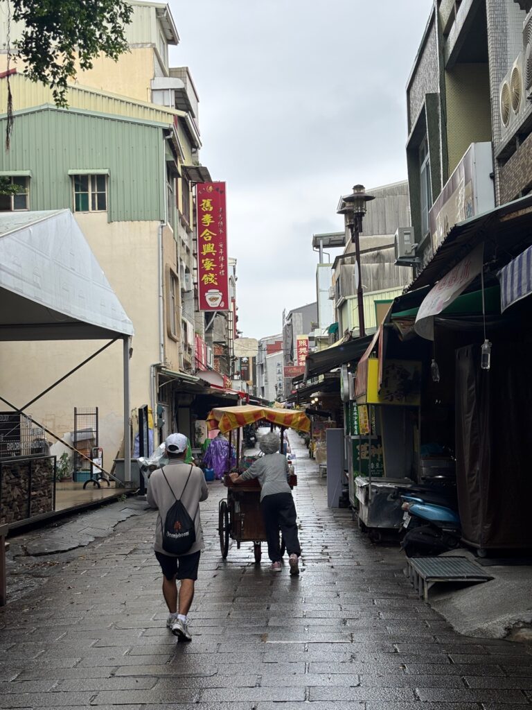 Street photo in Taiwan by Hank Hank