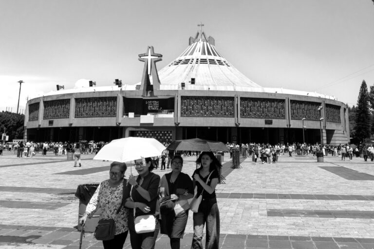Street photo in Mexico City, Mexico by Leonardo Osornio