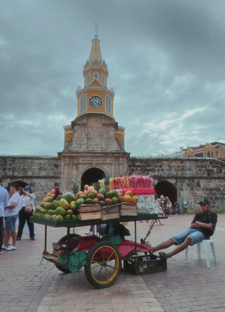 Street photo in Cartagena, Colombia by David Rueda
