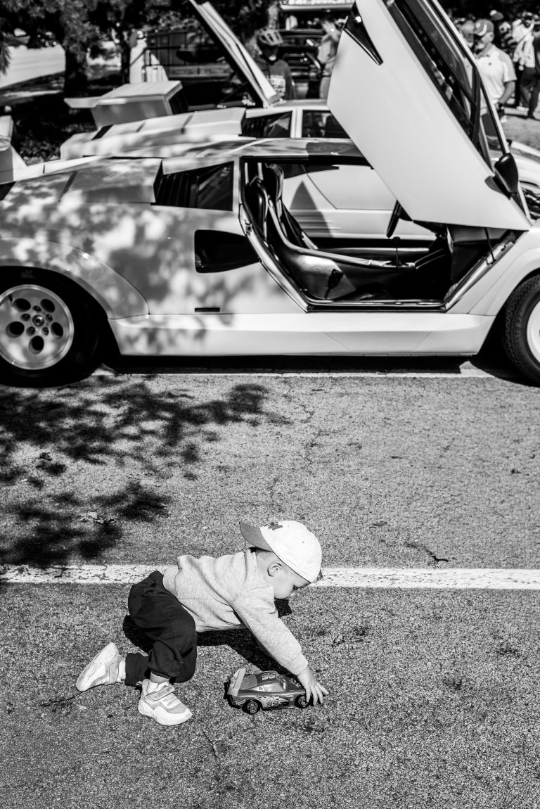 Street photo in Winnetka, United States by Bert Tevel