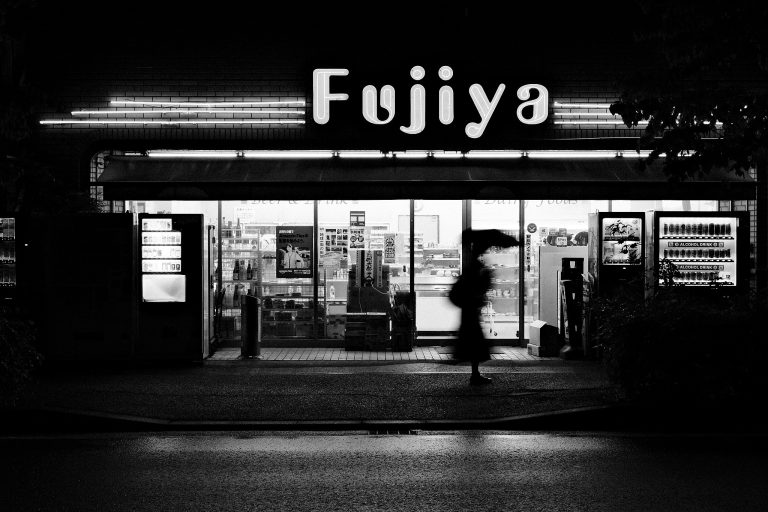 Street photo in Kawasaki, Japan by Kotaro Iochi