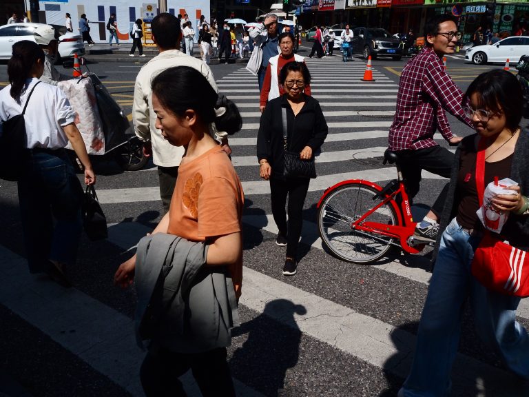 Street photo in Hangzhou, China by Fei Jiahua