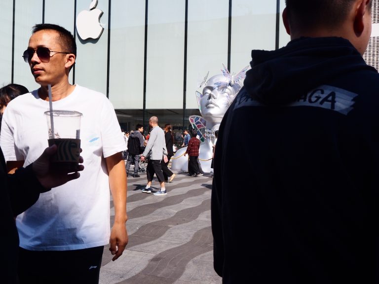 Street photo in Hangzhou, China by Fei Jiahua