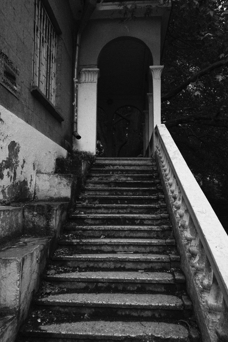 Street photo in Yerevan, Armenia by V. L.