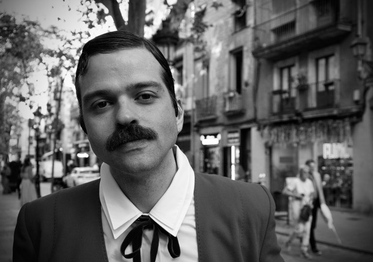 Street photo in Barcelona, Spain by Michael Kjær