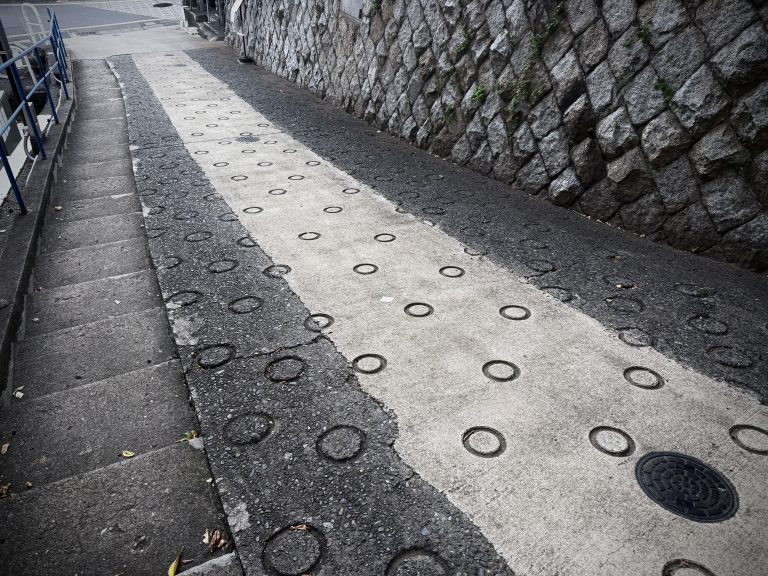 Street photo in Tokyo, Japan by Eiji Kuwahara