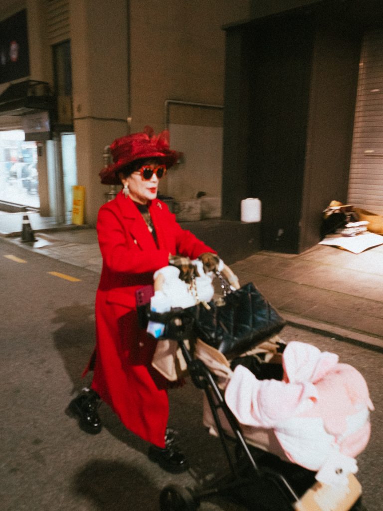 Street photo in Seoul, South Korea by Yong-moon Lee