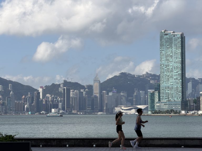 Street photo in Hong Kong by Kevin Ono