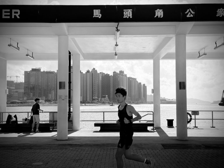 Street photo in Hong Kong by Kevin Ono