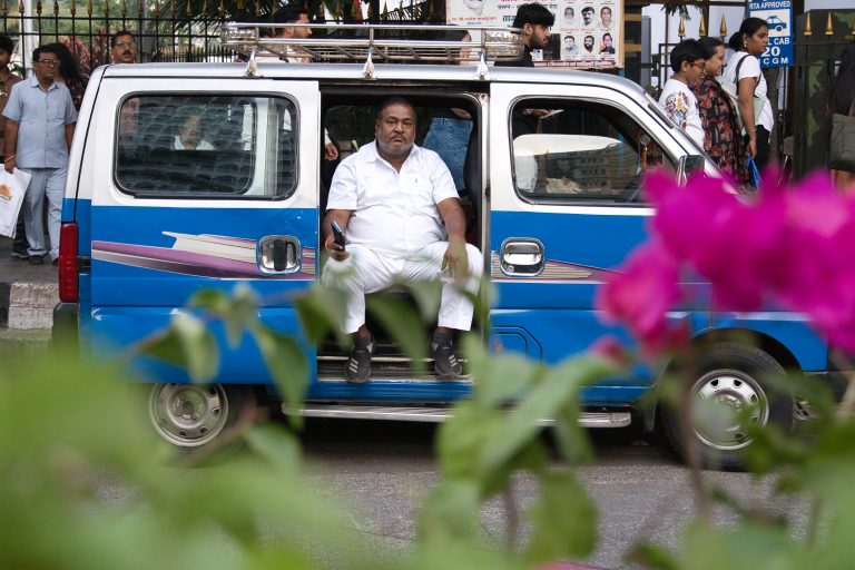 Street photo in Mumbai, India by Pinak Marfatia