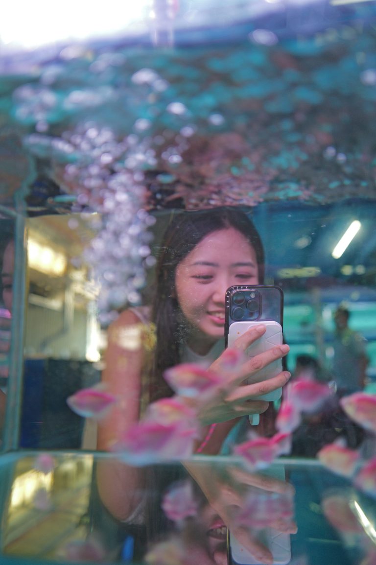Street photo in Hong Kong by Andy Chan