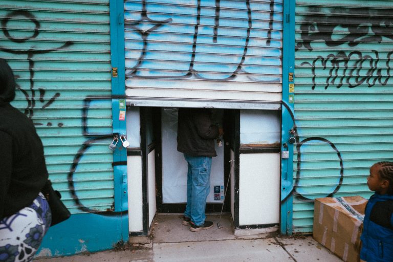Street photo in New York, United States by Yong-moon Lee