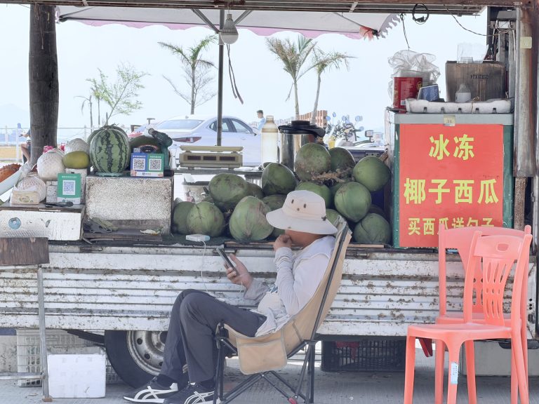 Street photo in Huizhou, China by Kevin Ono