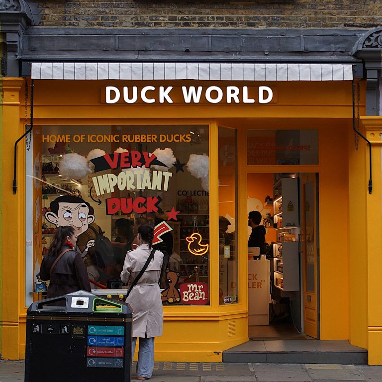 Street photo in London, United Kingdom by Josh Coote