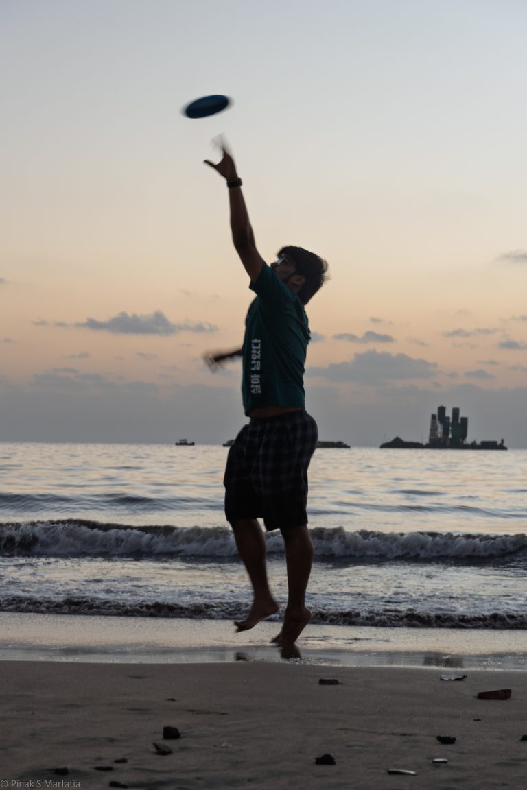 Street photo in Mumbai, India by Pinak Marfatia