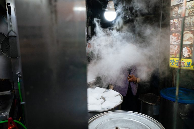 Street photo in Seoul, South Korea by Yong-moon Lee